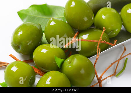 Olives vertes fraîches sur metal scoop Banque D'Images