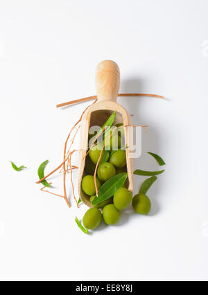 Olives vertes en bois brut sur scoop Banque D'Images