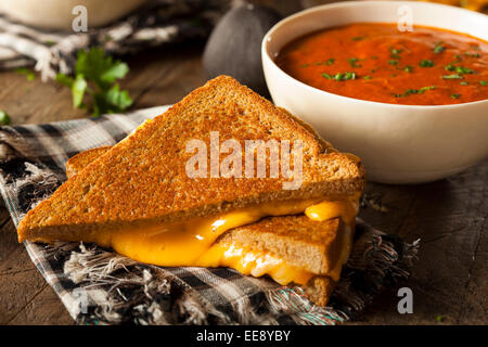 Au fromage fait maison avec soupe de tomate pour le déjeuner Banque D'Images