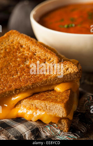 Au fromage fait maison avec soupe de tomate pour le déjeuner Banque D'Images