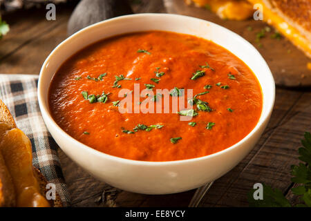 Soupe de tomate fait maison avec du fromage grillé pour le déjeuner Banque D'Images