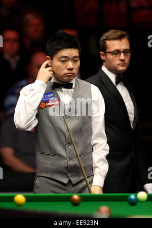 Londres, Royaume-Uni. 14 Jan, 2015. Ding Junhui(L) de la Chine réagit au cours de la première série Masters de Snooker 2015 match contre Joe Perry de l'Angleterre à Alexandra Palace à Londres, en Grande-Bretagne, du 12 au14 janvier 2015. Ding a perdu 3-6 et n'était pas qualifiée pour le deuxième tour. Credit : Han Yan/Xinhua/Alamy Live News Banque D'Images