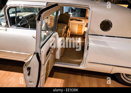 Musée de l'or 1960 Série 60 Fleetwood Cadillac Sedan spécial administré par Elvis Presley sur l'affichage à la Country Music Hall of Fame à Nashville, TN. Banque D'Images