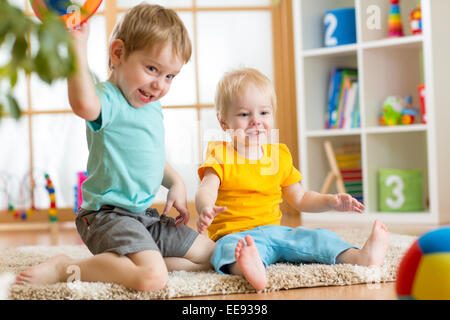 Kids Playing with ball en salle de jeux Banque D'Images