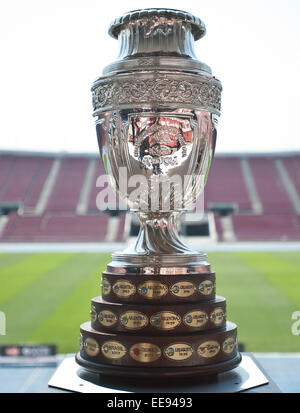 Santiago, Chili. 14 Jan, 2015. Le trophée de la Copa America 2015 Le Chili est affiché au stade national de Santiago, capitale du Chili, le 14 janvier, 2015. Le trophée la visite aura 11 villes où la Copa America aura lieu. La 44e Copa America aura lieu au Chili du 11 juin au 4 juillet 2015, selon la presse locale. © Jorge Villegas/Xinhua/Alamy Live News Banque D'Images
