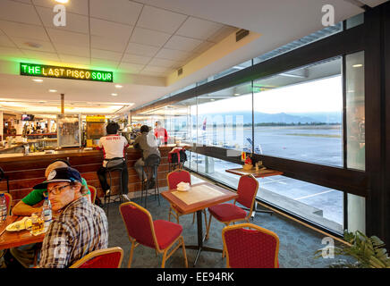 Santiago du Chili. Bar Restaurant Le dernier Pisco Sour dans l'Aéroport International Arturo Merino Benitez. Banque D'Images