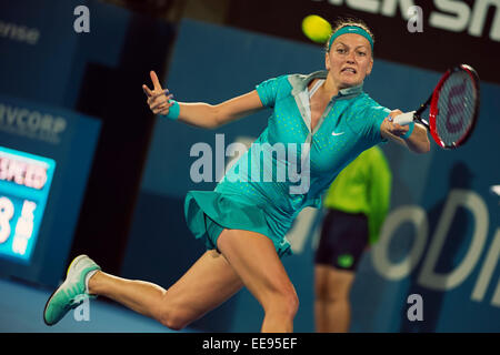 Sydney, Australie. 14 Jan, 2015. Numéro 2 des semences, Petra Kvitova atteint de la République tchèque pour un coup droit pendant son quart de finale contre Jarmila Gajdosova de l'Australie, à l'APIA Sydney International. Crédit : Tony Bowler/thats mon pic/Alamy Live News Banque D'Images