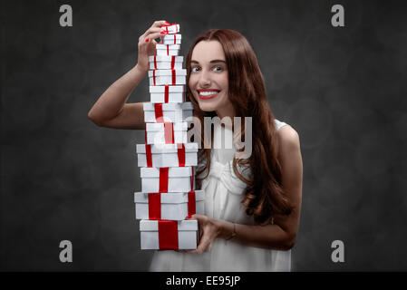 Femme avec boîtes actuelles Banque D'Images