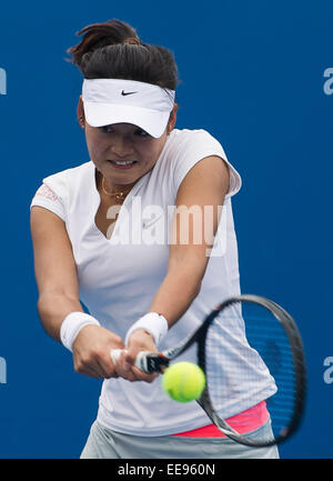 Melbourne, Australie. 15 Jan, 2015. Wang Yafan de Chine renvoie la balle au cours de la première qualification féminin match contre Luksika Kumkhum de Thaïlande à l'Australian Open 2015 Tournoi de tennis à Melbourne Park, Melbourne, Australie, le 15 janvier 2015. Wang a gagné 2-1. © Bai Xue/Xinhua/Alamy Live News Banque D'Images