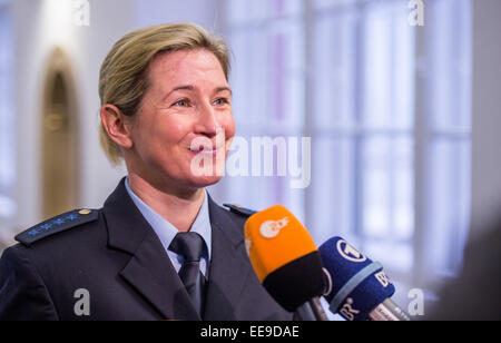 Fichier - Un fichier photo en date du 06 juin 2014 en donnant une interview au tribunal régional supérieur de Munich, Allemagne. Le tribunal régional supérieur de Munich a accepté de patinage de vitesse olympique de poursuite contre Pechstein champion l'International Skating Union (ISU) le 15 janvier 2015. Les 42 ans de l'UIP a poursuivi le Berliner pour 4,4 millions d'euros dans un procès d'indemnisation. Photo : Marc Mueller/dpa Banque D'Images