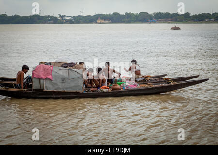 Hommes voyageant en bateau, coulant sur la rivière Hooghly à Kolkata, Bengale-Occidental, Inde. Banque D'Images