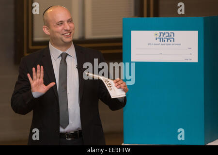 Jérusalem. 14 Jan, 2015. Le ministre de l'économie israélienne et le chef du peuple juif Naftali Bennett Accueil partie assiste à la partie élections préliminaires à Jérusalem, le 14 janvier, 2015. JINI ©/Xinhua/Alamy Live News Banque D'Images