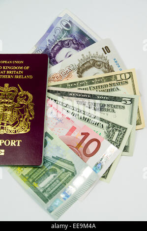 Passeport britannique, livres, Dollars et Euros Banque D'Images