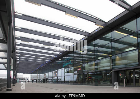 L'entrée publique principale du terminal nord de l'aéroport de Gatwick est presque destinée pendant une période calme. Banque D'Images