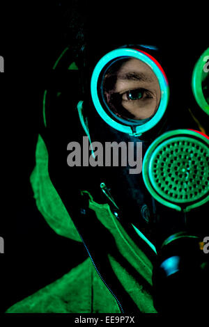 Un homme dans un masque à gaz sur un fond noir Banque D'Images