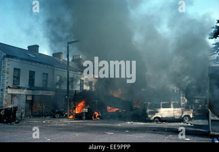 BELFAST, Royaume-uni - août 1976, des barricades enflammées lors des émeutes dans les troubles Falls Road, l'Ouest de Belfast, Irlande du Nord, 1976. Banque D'Images