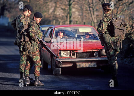 South Armagh, Royaume-Uni - décembre 1985, les soldats de l'armée britannique véhicule vérifier près de la frontière avec la République d'Irlande pendant les troubles, Banque D'Images