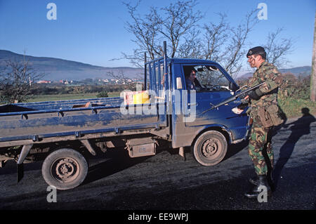 South Armagh, Royaume-Uni - décembre 1985, soldat de l'armée britannique véhicule vérifier près de la frontière avec la République d'Irlande pendant les troubles, Banque D'Images