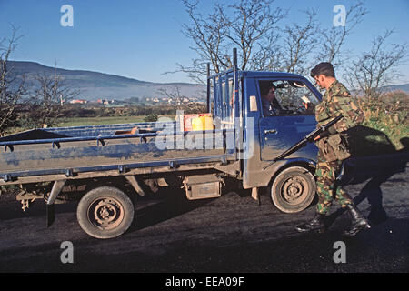 South Armagh, Royaume-Uni - décembre 1985, soldat de l'armée britannique véhicule vérifier près de la frontière avec la République d'Irlande pendant les troubles, Banque D'Images