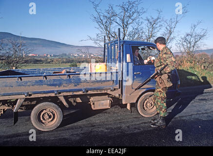 South Armagh, Royaume-Uni - décembre 1985, soldat de l'armée britannique véhicule vérifier près de la frontière avec la République d'Irlande pendant les troubles, Banque D'Images