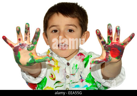 Petit garçon peinture avec les mains avec des couleurs de peinture sur ses paumes Banque D'Images