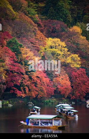 Couleurs d'automne sur la rivière Ōi, Arashiyama, à Kyoto, au Japon. Banque D'Images