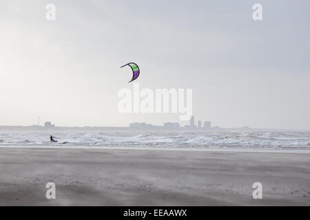 Kite surfer en mer près de Zandvoort en Hollande Banque D'Images