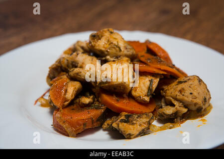 Ragoût de poulet avec pommes de terre, carottes, petits pois à la sauce tomate. Banque D'Images