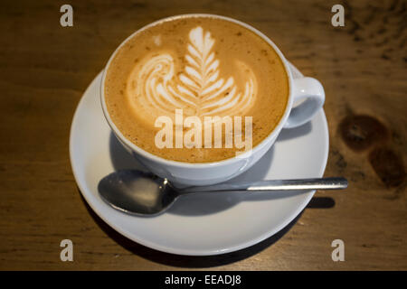 Une télévision parfait Café Blanc avec Silver Fern Conception Barista servi dans un style Tulip Cup Banque D'Images