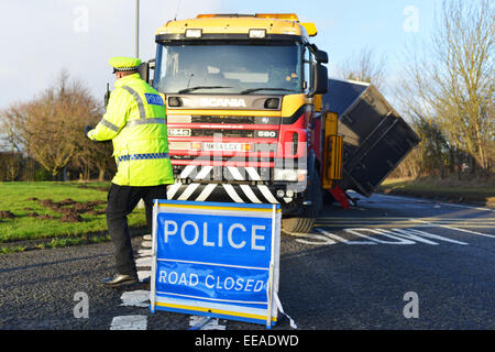 Wingate, comté de Durham, Royaume-Uni. 15 janvier 2015. Météo britannique. De forts vents soufflent sur un chariot à l'origine de l'A188 route entre Durham et l'A19 d'être fermée pendant plusieurs heures, alors que l'opération de récupération a eu lieu. © Robert Smith/Alamy Banque D'Images