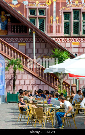 Mulhouse, Alsace, France. Hôtel de Ville / Town Hall et tables cafe Banque D'Images