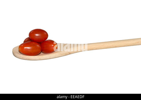 Quatre tomates raisins sur une cuillère en bois isolé sur blanc Banque D'Images