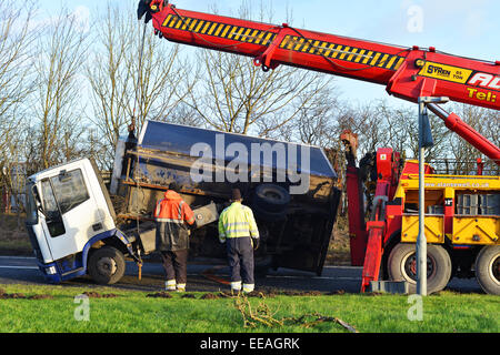 Wingate, comté de Durham, Royaume-Uni. 15 janvier 2015. Météo britannique. De forts vents soufflent sur un chariot à l'origine de l'A188 route entre Durham et l'A19 d'être fermée pendant plusieurs heures, alors que l'opération de récupération a eu lieu. © Robert Smith/Alamy Banque D'Images