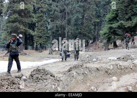 Srinagar, Cachemire sous administration indienne. 15 janvier, 2015. Au moins cinq rebelles présumés ont été tués par les forces de sécurité indiennes dans un huit heures fusillade dans la région himalayenne du Cachemire. que cinq rebelles ont été tués près de la ville de Shopian après des soldats indiens et de la police a reçu une dénonciation que rebelles.'tous les cinq militants ont été tués et leur identité sont assuré,' inspecteur général de police Abdul Gani Mir,a déclaré à la presse locale. Credit : Sofi suhail/Alamy Live News Banque D'Images