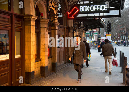 Homme marchant passé la billetterie pour le Palace Theatre dans le West End de Londres, au Royaume-Uni. Cette région, connue pour ses nombreux théâtres et salles de spectacles, est connu sous le nom de Theatreland. Banque D'Images