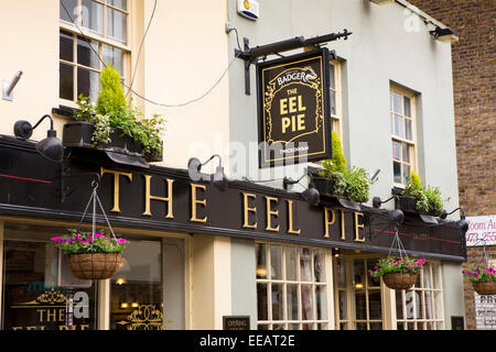 UK, Londres, Twickenham, Church Street, l'Anguille Pie enseigne de pub Banque D'Images