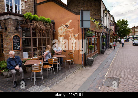 UK, Londres, Twickenham, Church Street, les clients assis en plein air café à l'extérieur Banque D'Images