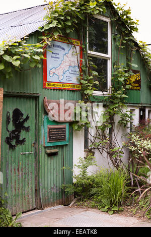 UK, Londres, Twickenham, Eel Pie Island, Lion Boathouse, propriété d'excentrique avec des signes à l'extérieur Banque D'Images