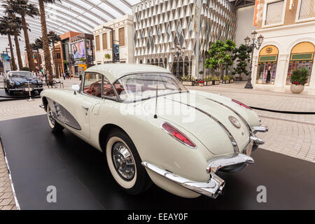 Exposition de voitures classiques à l'intérieur de l'Avenue Mall au Koweït Banque D'Images