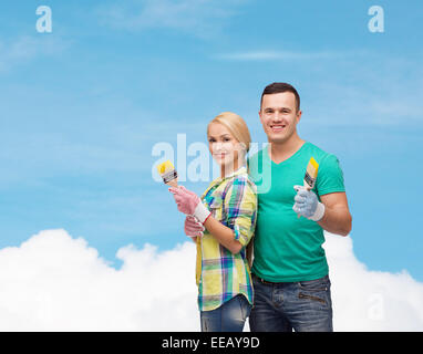 Smiling couple avec paintbrush Banque D'Images