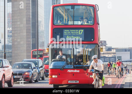 L'Angleterre, Londres, bouchons de circulation traversant le pont de Londres Banque D'Images