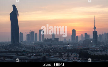 Koweït City skyline at sunset Banque D'Images