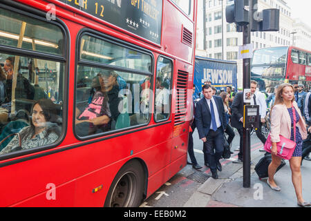 L'Angleterre, Londres, ville de Londres, les bus et les piétons Banque D'Images