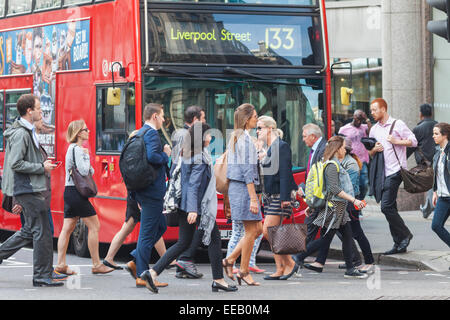 L'Angleterre, Londres, ville de Londres, les bus et les piétons Banque D'Images