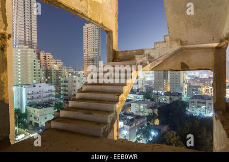 Escalier d'un vieil immeuble délabré dans Koweït City Banque D'Images