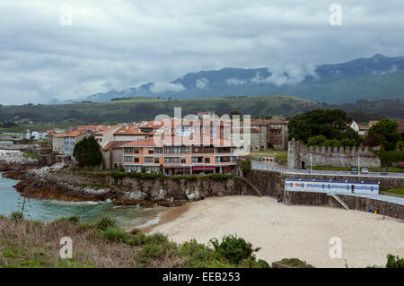 Vue aérienne de la plage de Llanes, Asturias, Espagne, Europe. Banque D'Images