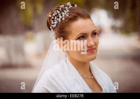 Belle Mariée en robe de mariage bouquet de mariée, heureuse et senior femme avec des fleurs de mariage, femme avec mariage maquillage et h Banque D'Images