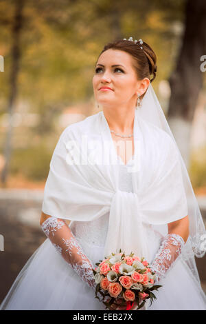 Belle Mariée en robe de mariage bouquet de mariée, heureuse et senior femme avec des fleurs de mariage, femme avec mariage maquillage et h Banque D'Images