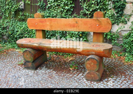 Banc en bois dans un parc-jardin Banque D'Images