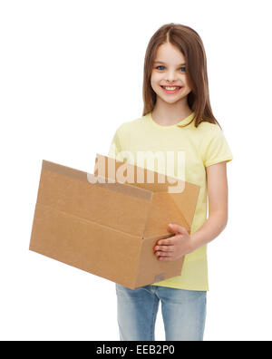 Smiling little girl avec de nombreuses boîtes de carton Banque D'Images